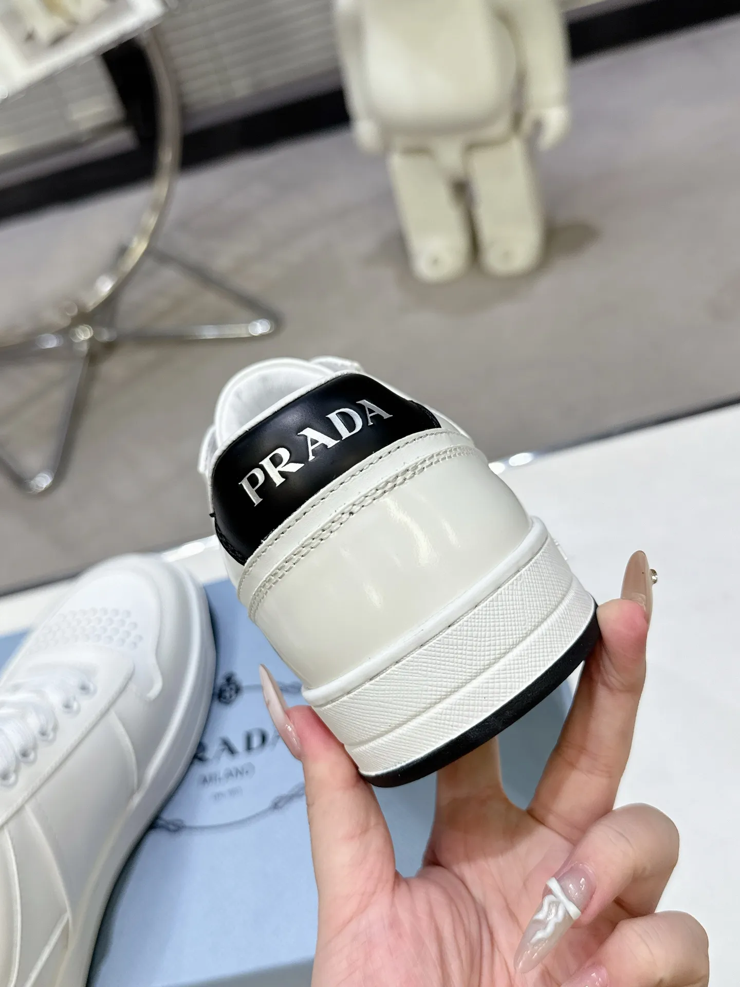 👟👟Ex-factory price 580👟👟 Couple style Prada Latest Downtown Bold series Triangle logo Casual sneakers White shoes Original purchase, development and production Downtown Bold sneakers are inspired by the basketball shoes of the 1980s, with a sporty design and exquisite details. Crafted from perforated leather, the statement platform sole provides a unique, modern style. The Prada logo is interpreted from different angles, decorated with the iconic enameled triangular metal logo, highlighting the unique classic style. Exquisite packaging at the delivery counter🛍📦 ▪️Fabric: Original custom imported first-layer cowhide ▪️Lining: Original imported soft sheepskin ▪️Outsole: Original open-molded rubber bottom material ▪️Size: Women's 35-40 Men's 39-45